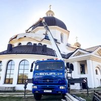 Использование автовышки при выполнении кровельных работ