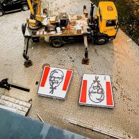 Установка логотипа КФС при помощи автовышки