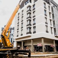 Автовышка фирмы "Скайлифт" на ремонте многоэтажки