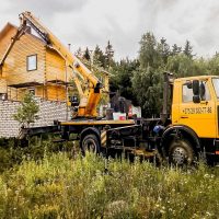 Строительные работы на территории частного дома при помощи автовышки