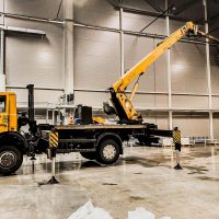 Ремонтные работы в ангаре при помощи автовышки МАЗ