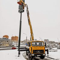 Монтаж билборда при помощи автовышки