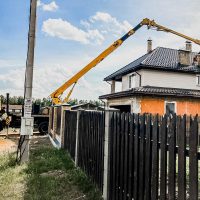 Ремонт дымохода частного дома с помощью автовышки