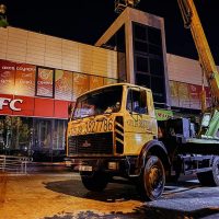 Установка логотипа на здание торгового центра с помощью автовышки