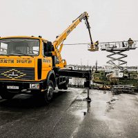 Автовышка производит работы на высоте