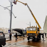 Ремонт фонарного столба при помощи автовышки