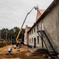 Возведение креста на крышу церковного здания при помощи автовышки