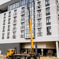 Автовышка работает над многоэтажным зданием