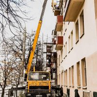 Ремонт крыши здания при помощи автовышки МАЗ
