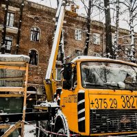 Выполнение зимних технических работ при помощи автовышки