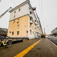 Автовышка ремонтирует крышу пятиэтажки