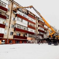 Подъем на четвертый этаж при помощи автовышки