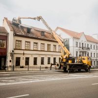 Ремонт крыши двухэтажного здания при помощи вышки
