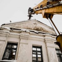 Реставрация старого здания при помощи автовышки
