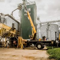 Монтажные высотные работы на заводе при помощи автовышки МАЗ