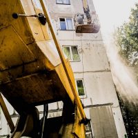 Облицовка стен здания при помощи автовышки