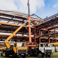 Автовышки МАЗ на ремонте трубопровода
