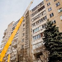 Ремонт девятиэтажки при помощи автовышки