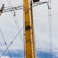 Монтаж линии электропередач при помощи вышки