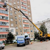 Ремонтные работы многоэтажного здания при помощи автовышки