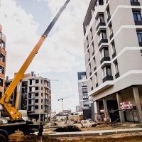 Обслуживание многоэтажки при помощи автовышки