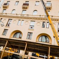 Ремонт фасада здания при помощи автовышки