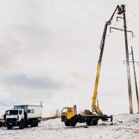 Автовышка ремонтирует высокий столб