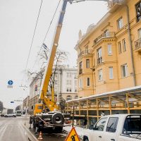 Автовышка МАЗ 30 метров ведет ремонтные работы