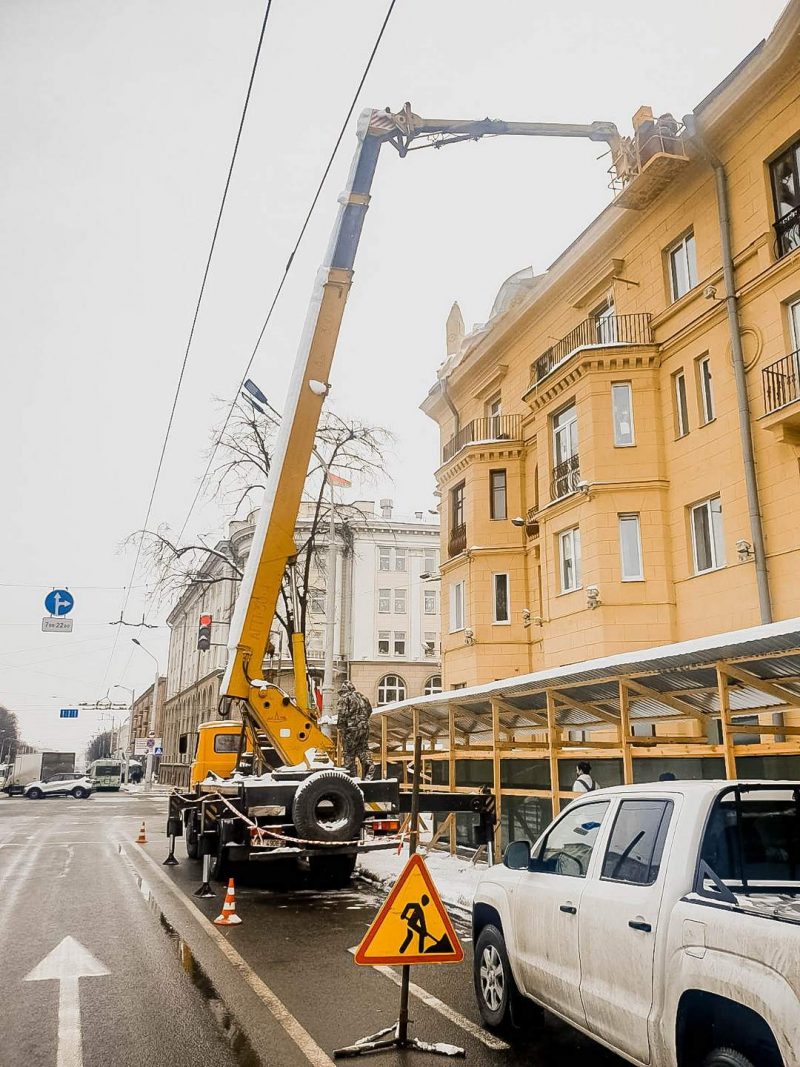 Автовышка МАЗ 30 метров ведет ремонтные работы