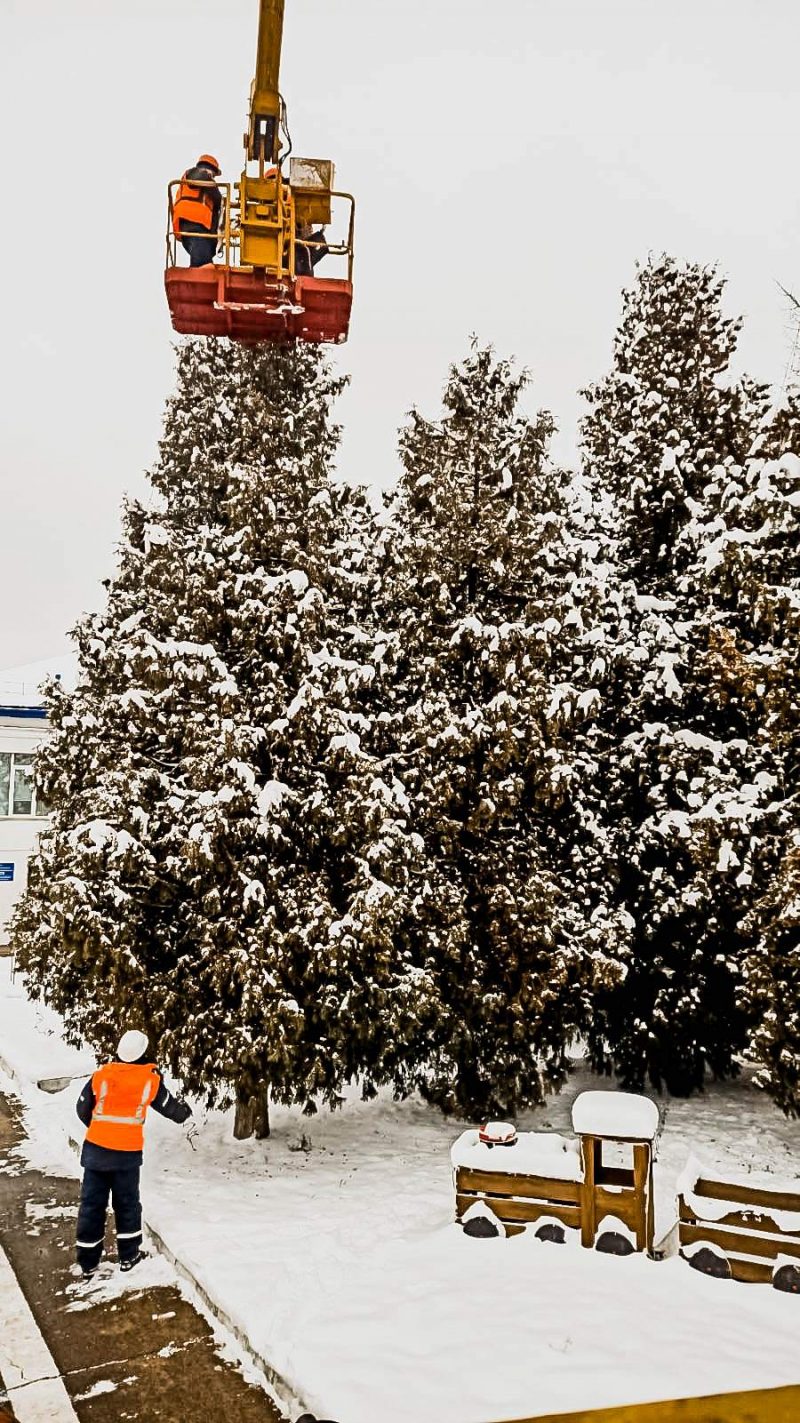 Украшение зимней елки при помощи вышки