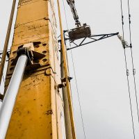 Ремонт линии электропередачи при помощи автовышки