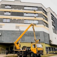 Автовышка МАЗ 30 метром поднимает рабочего