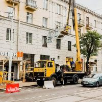 Ремонт фасада здания при помощи вышки МАЗ 30 метров