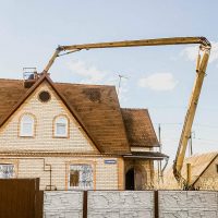 Автовышка на ремонте крыши частного дома