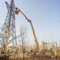 Автовышка на ремонте силовой линии