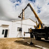 Автовышка на ремонте здания