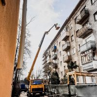 Автовышка 30 метров ремонтирует крышу здания