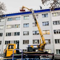Снятие сосулек с крыши на автовышке