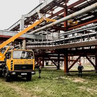Ремонт трубопровода при помощи автовышки