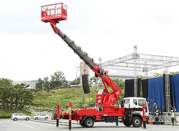 работа автовышки во дворе