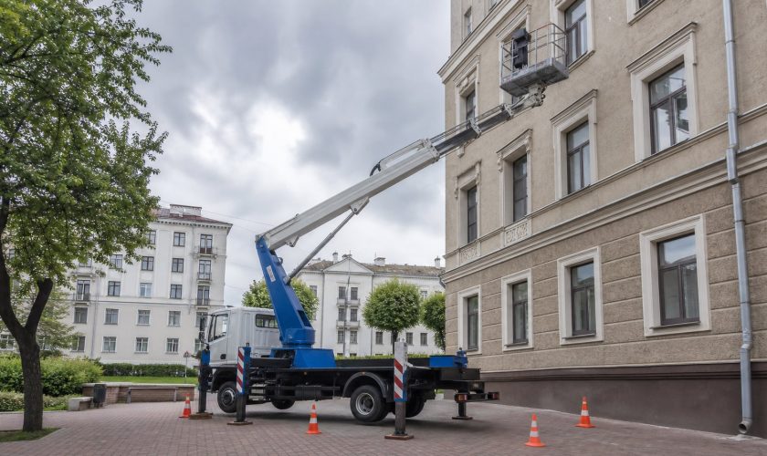 автовышка на опорах у фасада в ветреную погоду в Минске