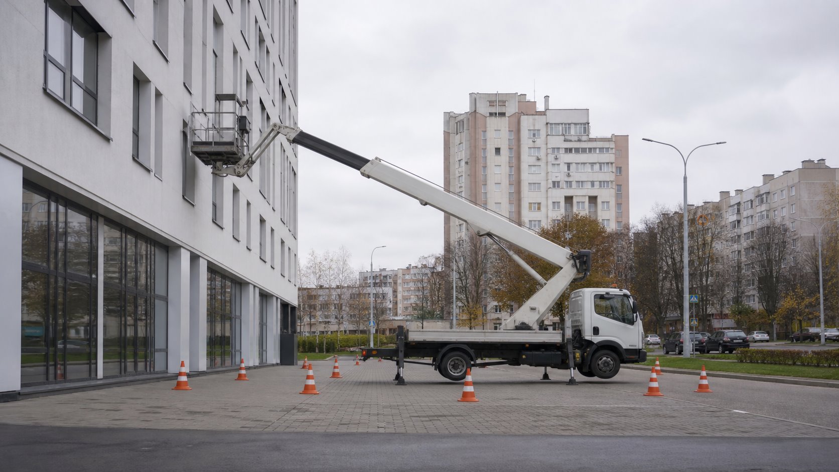 люлька автовышки у фасада во время безопасной остановки работ
